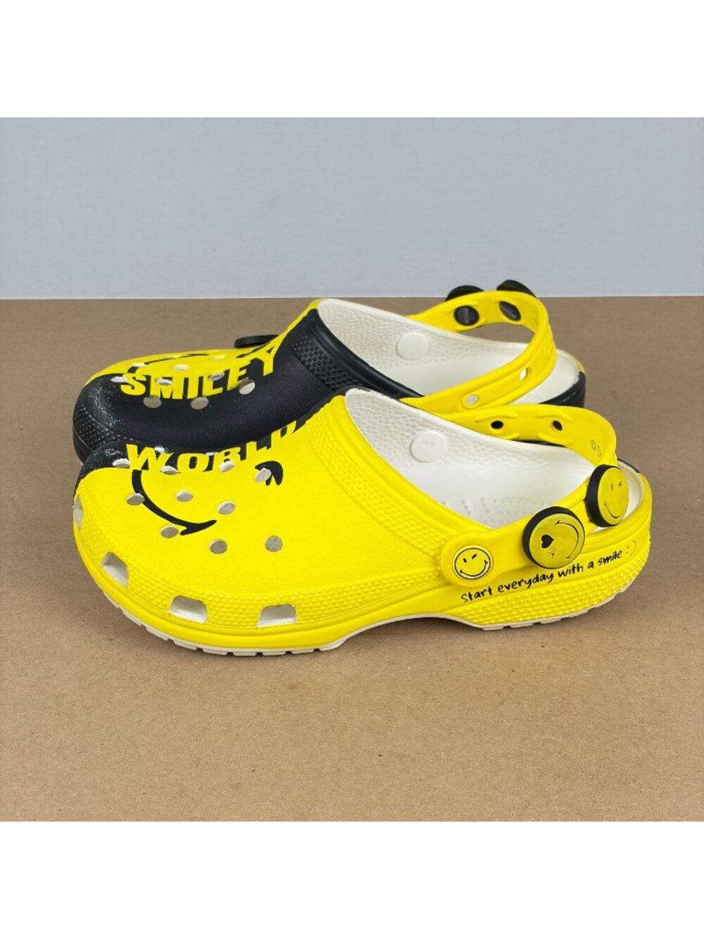 Crocs x Smiley World Clog Sandals Womens 7 Yellow Black Sport Mode Slingback